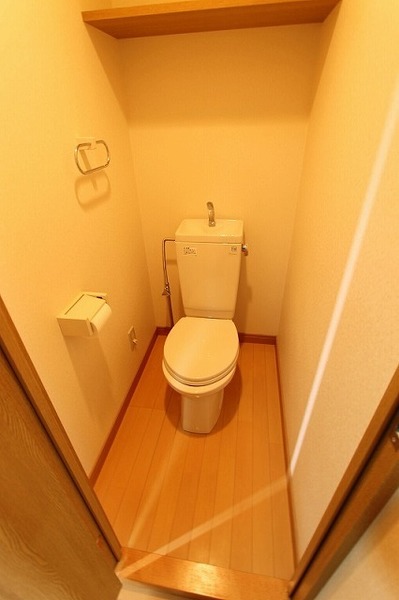 トイレ　※反転タイプの部屋写真。現況を優先します。