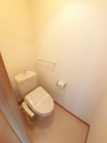 トイレ　落ち着いた色調のトイレです