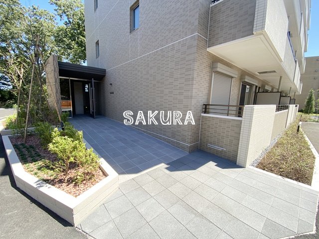 エントランス　重厚感のある建物デザイン♪