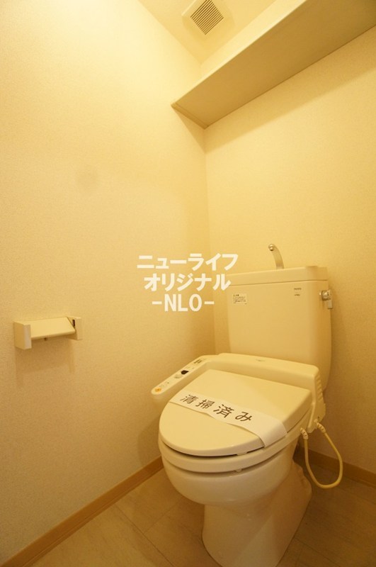 洗面設備　シャワー付き洗面台で忙しい朝でも楽に身支度が出来ます。