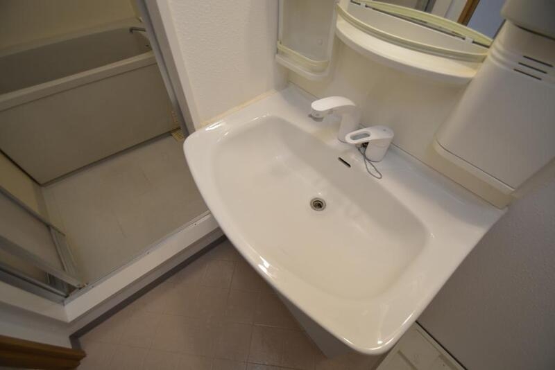 洗面設備　シンプルな洗面台です。