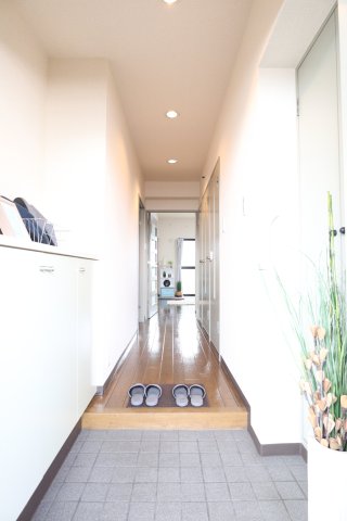 玄関　803号室の写真を使用しています。