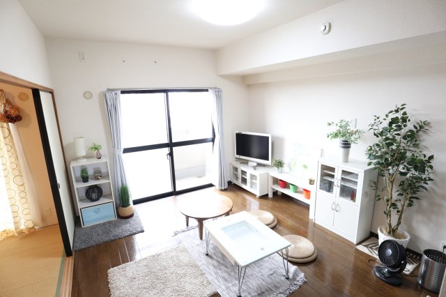 居室・リビング　803号室の写真を使用しています。