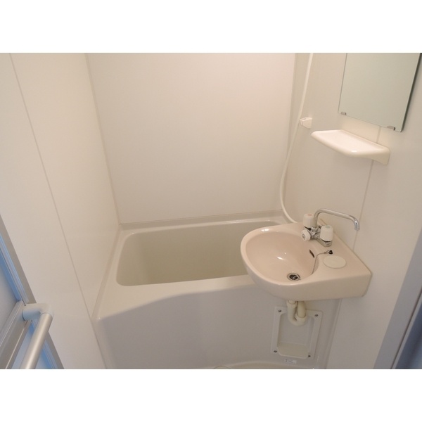 バス・シャワールーム　同建物別タイプです。