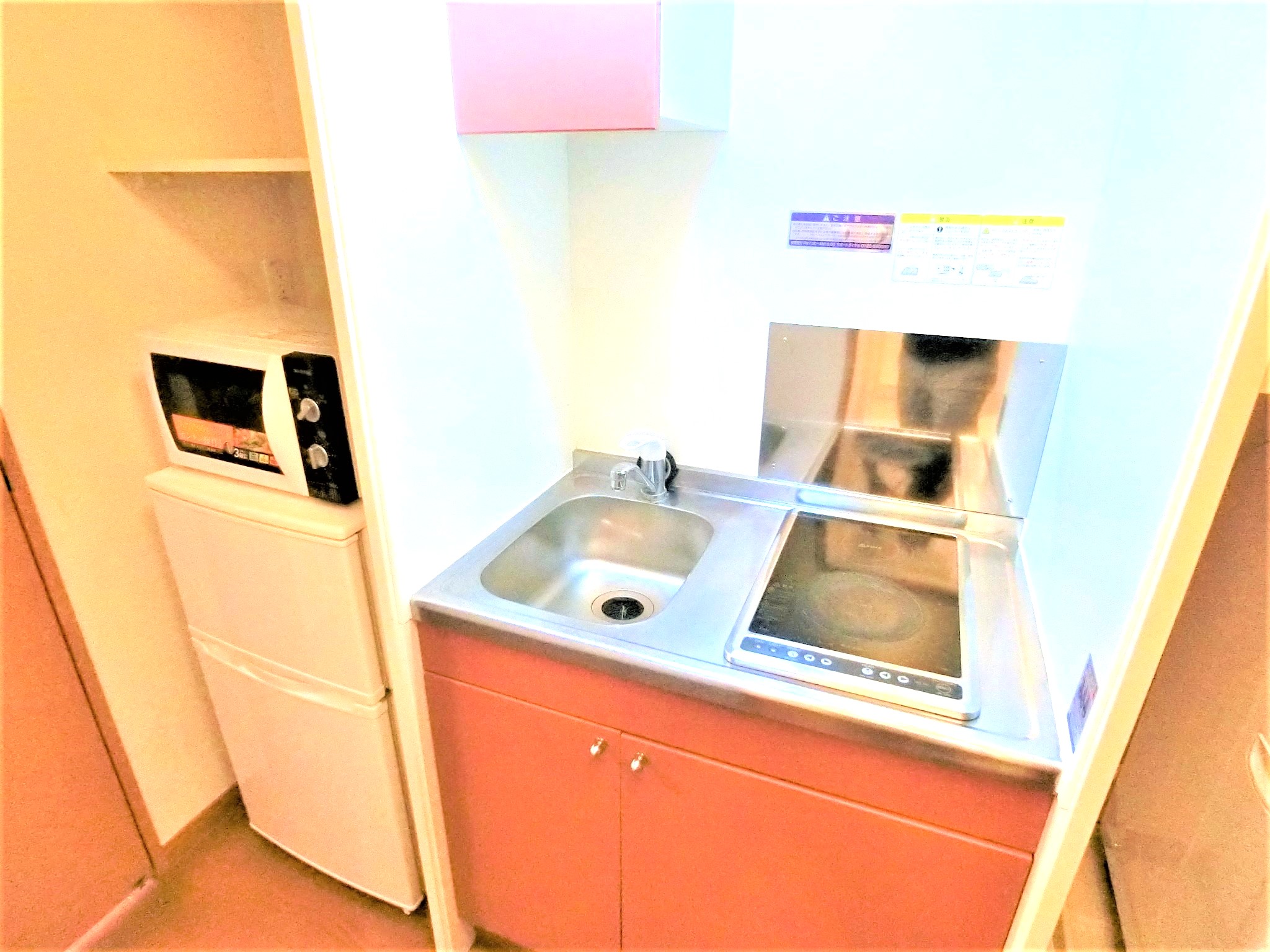 キッチン　キッチンには２口コンロと２ドア冷蔵庫・電子レンジを完備です☆