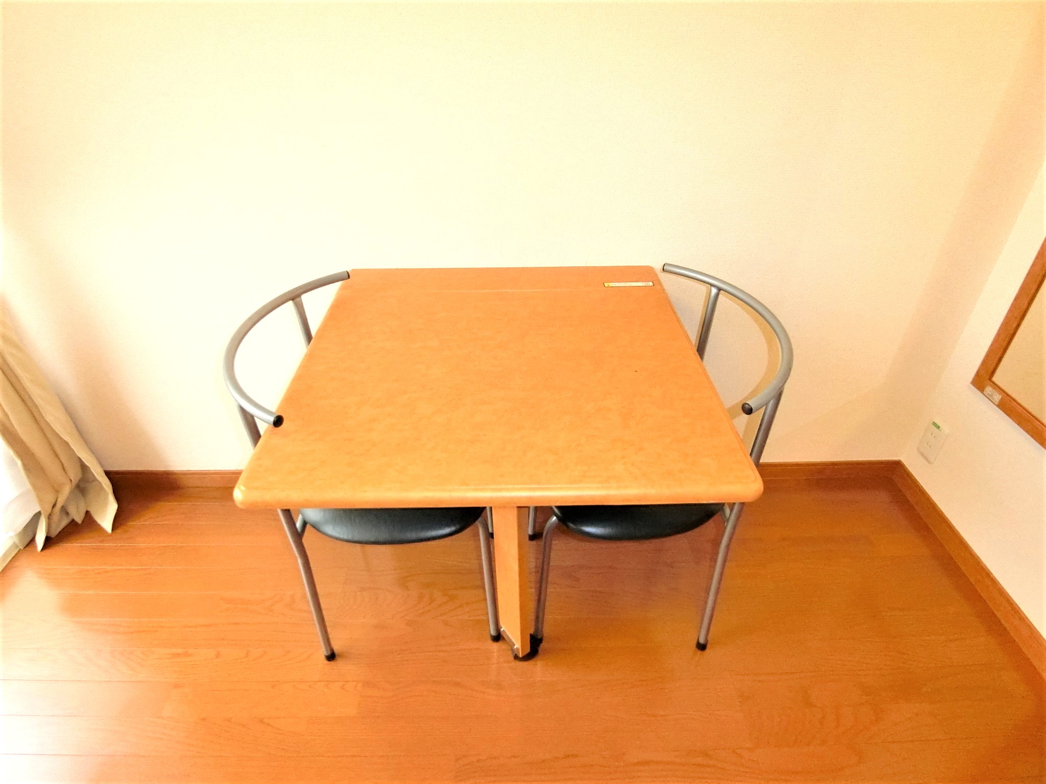 その他共有部分　折り畳み式机とイス２脚です☆