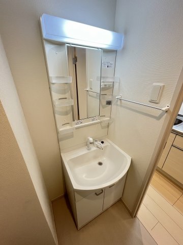 洗面設備　スペースが確保できる洗面所です