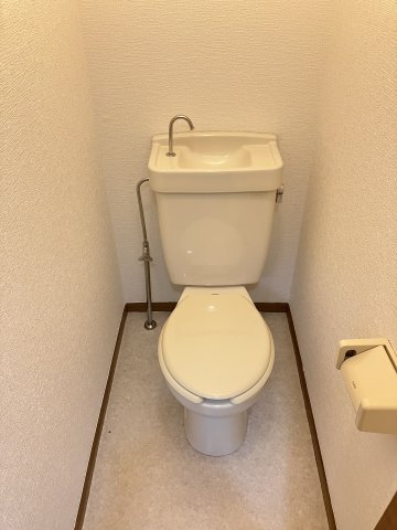 トイレ　別部屋のお写真になります。