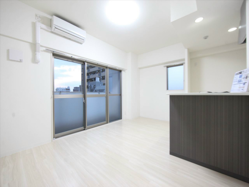 バルコニー　ＬＤＫ14帖　カウンターキッチン　エアコン　収納棚充実