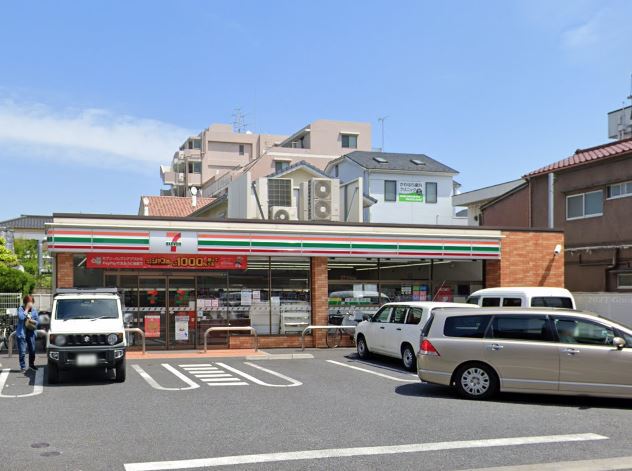 コンビニ　セブンイレブン（コンビニ）まで579m