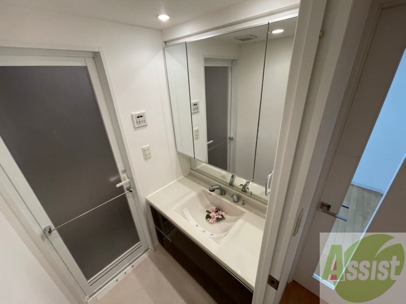 洗面設備　独立洗面台です。大きくてよいですね。シャンプーもできます。