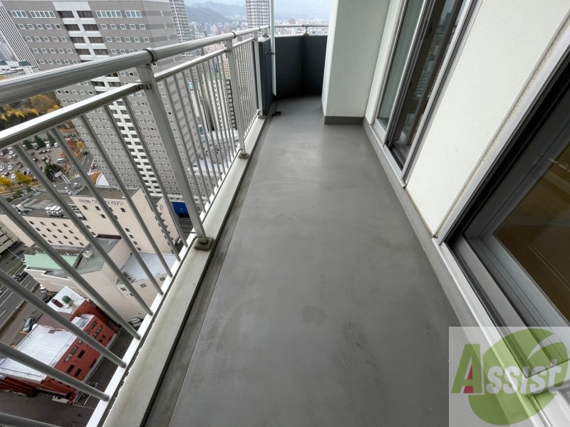 バルコニー　バルコニーは幅があり、広い印象を受けました。