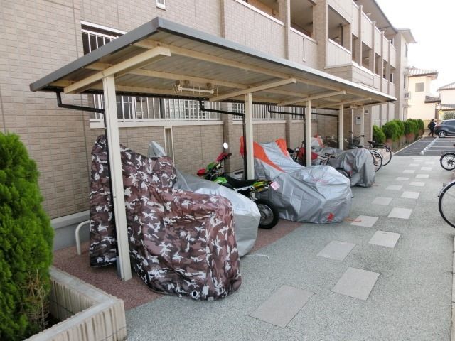 その他共有部分　屋根付きの駐輪場。