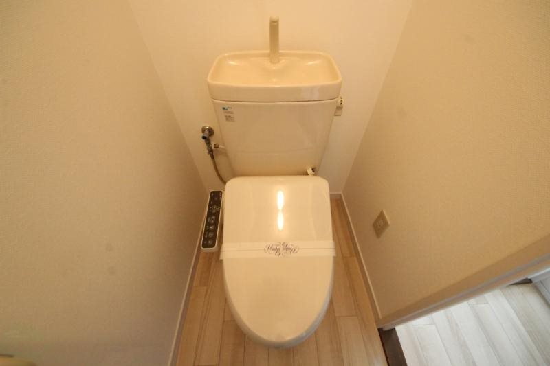 トイレ　落ち着いた色調のトイレです