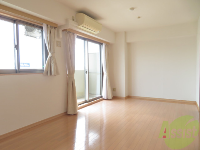 居室・リビング　１４帖もある広々とした洋室です。陽当たり良好にて過ごしやすい