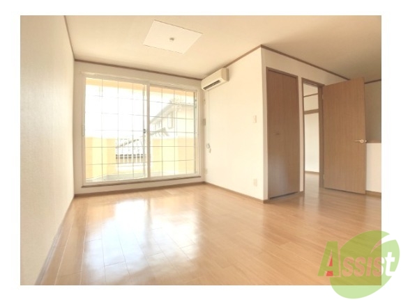 居室・リビング　１１．７帖のリビングは大きな窓のおかげでよく陽が差します。