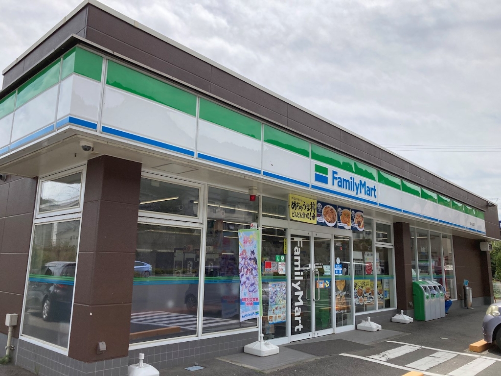 コンビニ　ファミリーマート 岡谷成田町店（コンビニ）まで374m