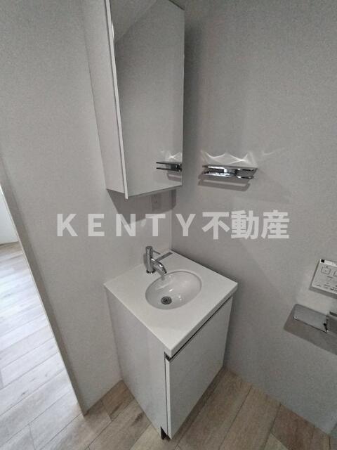 洗面設備　明るい洗面所です