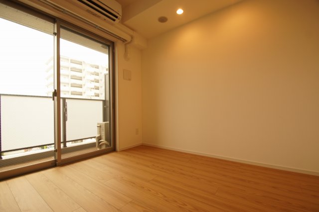 居室・リビング　落ち着いた色合いの床材を使用した居住空間です。