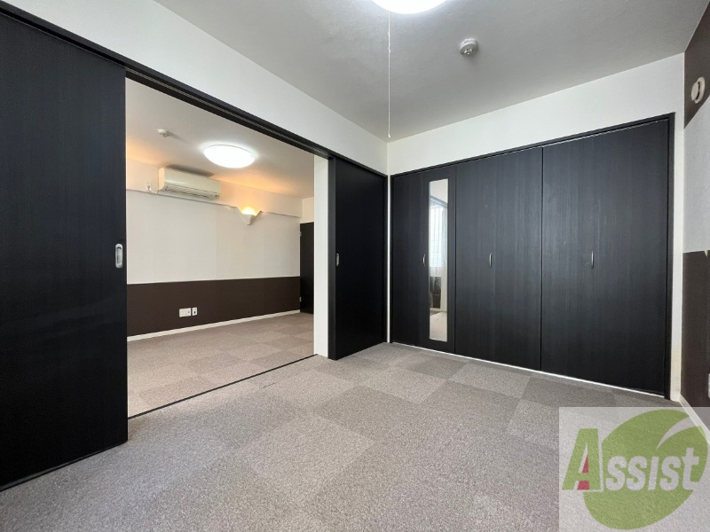 その他部屋・スペース　寝室はこちらです。光が差し込む、温かみのあるお部屋です。