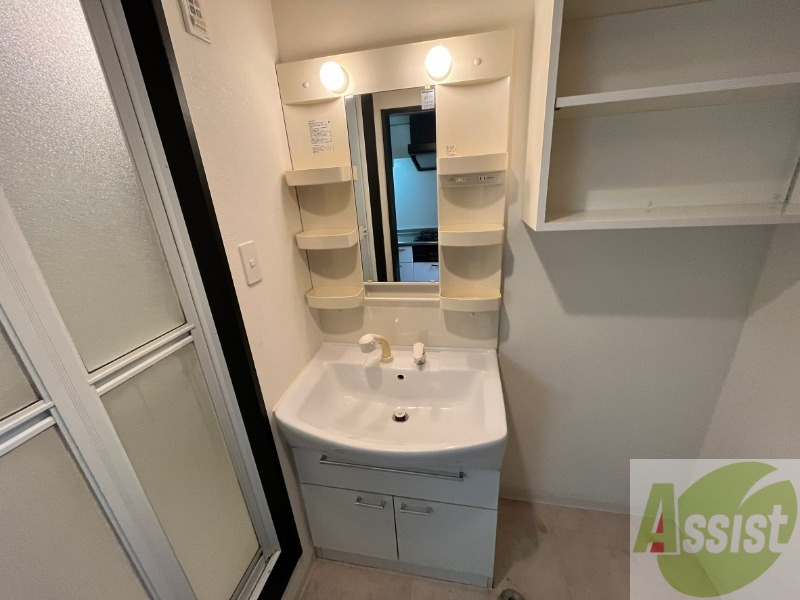 洗面設備　シャンプードレッサー。身支度はここでばっちりですね。