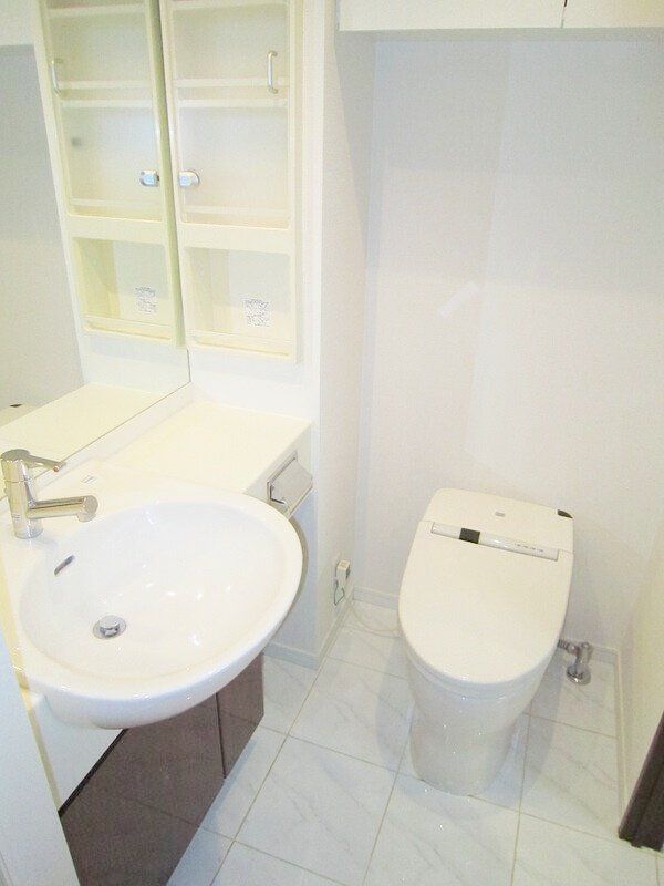 洗面設備　※同タイプの別のお部屋です。