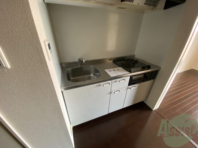 キッチン　シンプルなキッチンです。一人暮らしにはちょうどいいサイズ。