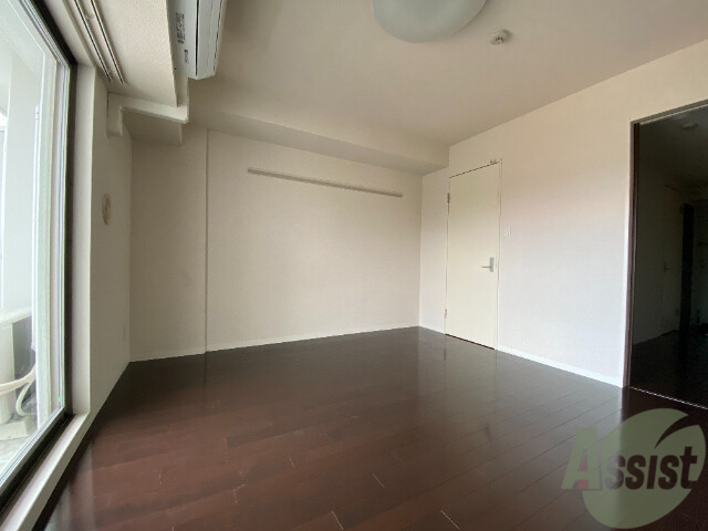 その他部屋・スペース　別の角度から洋室を撮影しました。日射しがあり明るい印象。