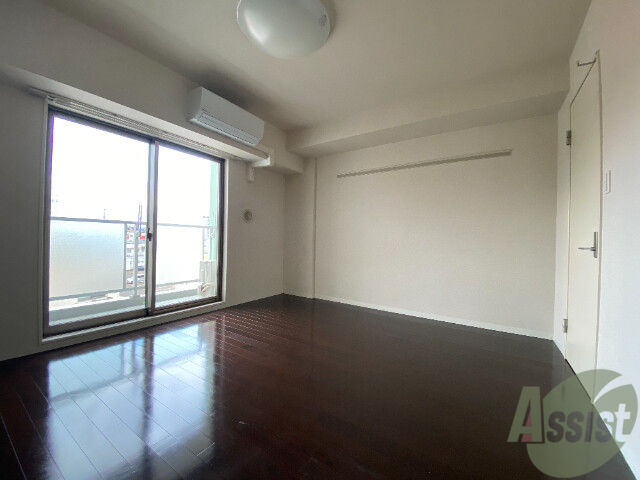 居室・リビング　８．８帖の洋室です。広々として、きれいですね。