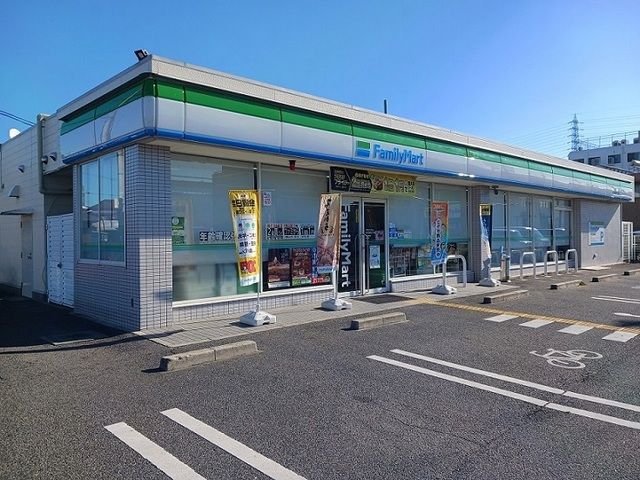 コンビニ　ファミリーマート様（コンビニ）まで520m