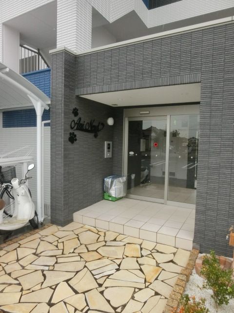 エントランス　オートロック付きのエントランスです