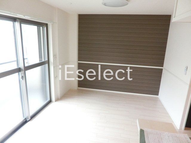 居室・リビング　アクセントクロスがおしゃれなリビングです