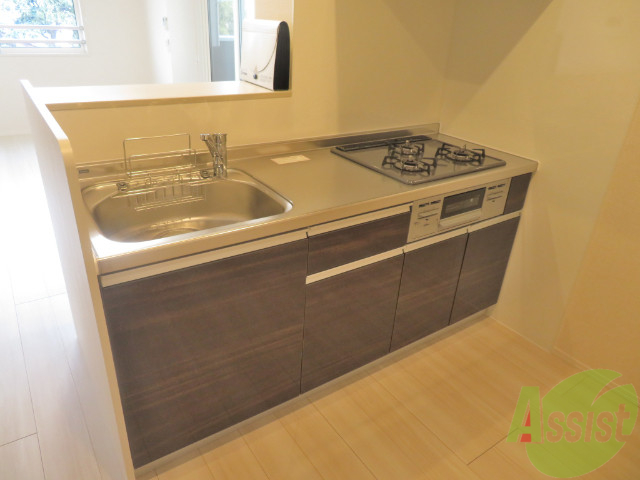 キッチン　キッチンはこちら木目調が素敵なシステムキッチンですね