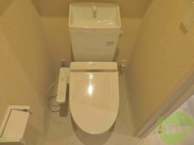 トイレ　トイレはこちらウォシュレット付きでうれしいですね