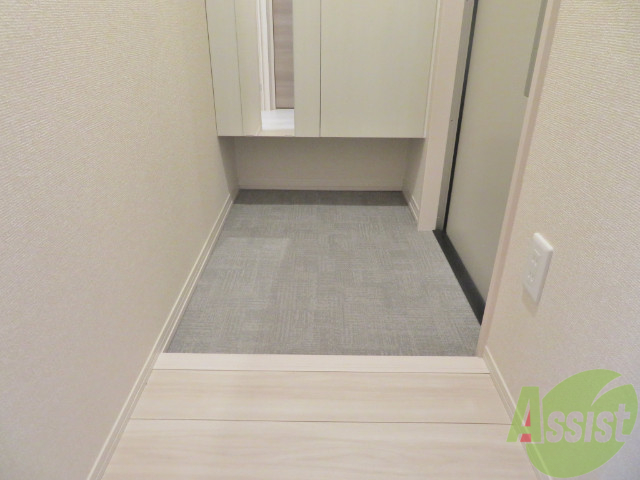 玄関　玄関はこちらフラットになっているので脱ぎ履きもしやすいですね