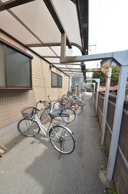 その他共有部分　屋根付き駐輪場あります♪