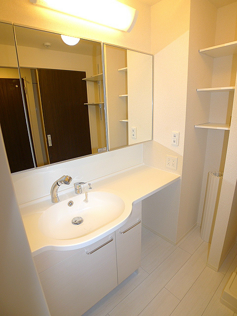 洗面設備　大きな洗面台