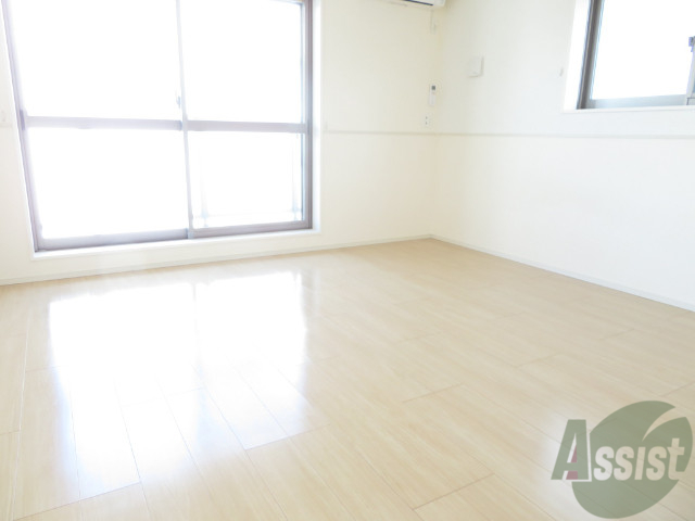 その他部屋・スペース　角部屋なので、窓ももう一つあり、明るいお部屋ですね