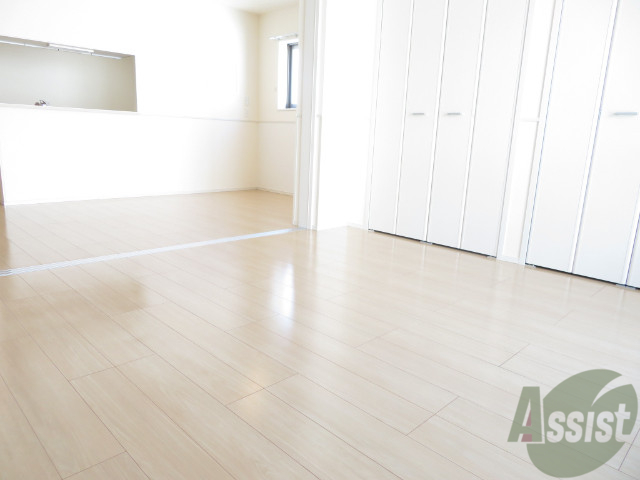 居室・リビング　太陽の光が入るリビングで明るいお部屋ですね。