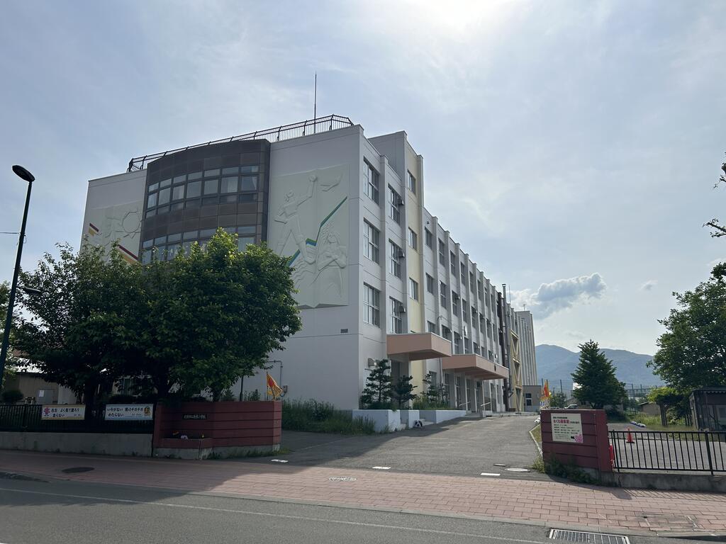 小学校　札幌市立発寒小学校（小学校）まで967m