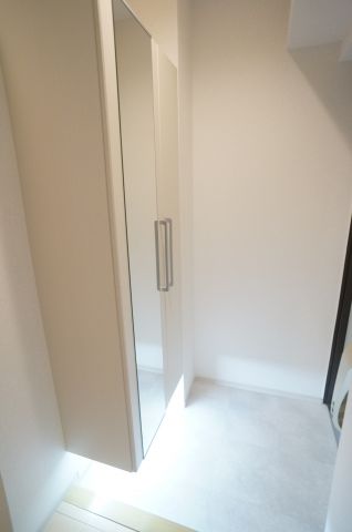 玄関　フットライトもあってオシャレな玄関です
