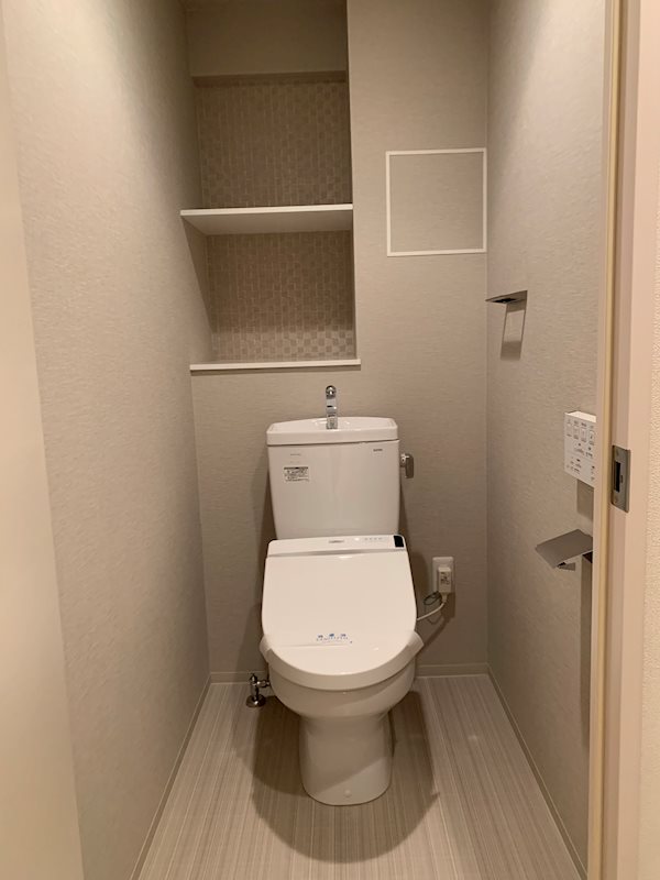 トイレ　トイレはリモコン式洗浄便座付き。