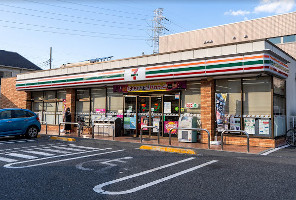 コンビニ　セブン-イレブン 足立六町１丁目店（コンビニ）まで2340m