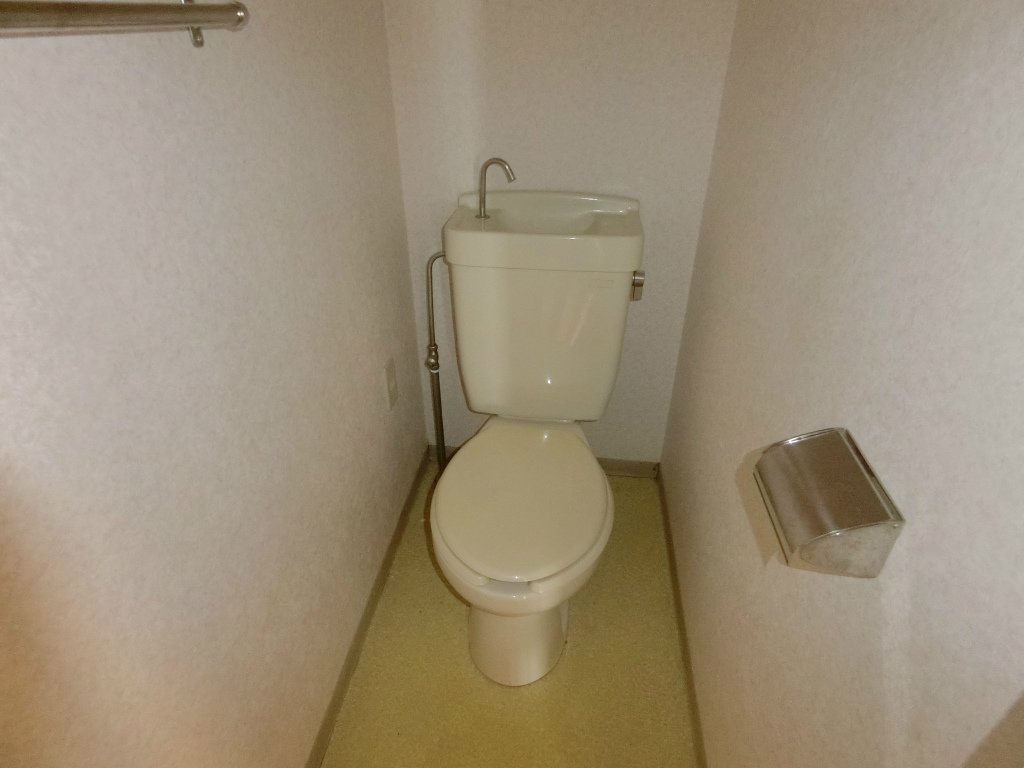 トイレ　新品ウォシュレット付きます。