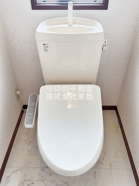 トイレ　トイレスペースには窓があり、明るく換気もバッチリです！