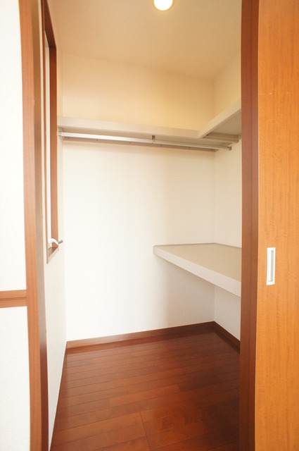 収納　ウォークインクローゼット収納！室内を広くご活用いただけます！
