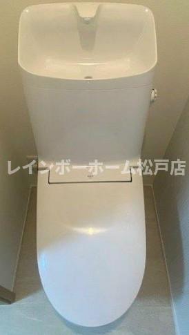 トイレ　落ち着いた色調のトイレです