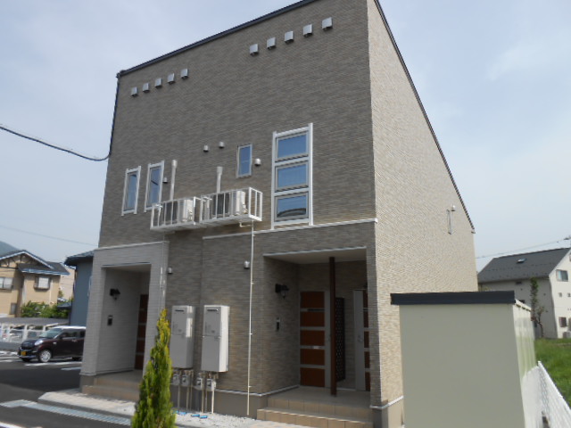 建物外観　建物玄関側（北面）を北西方向より撮影