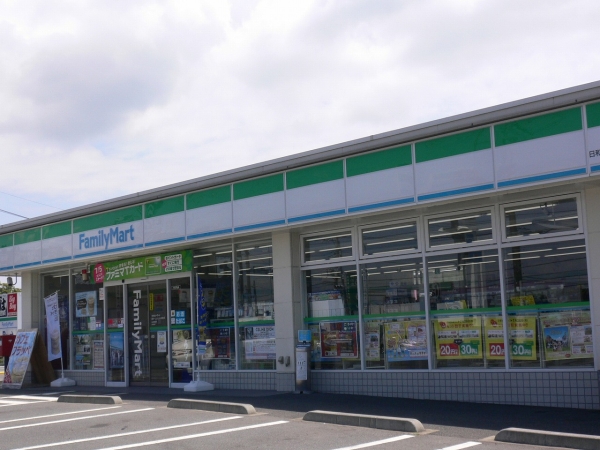 コンビニ　ファミリーマート日和サービス田彦北店（コンビニ）まで611m