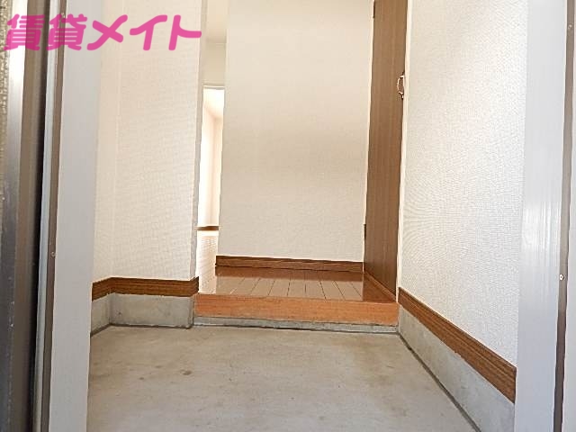 玄関　同物件別部屋の写真